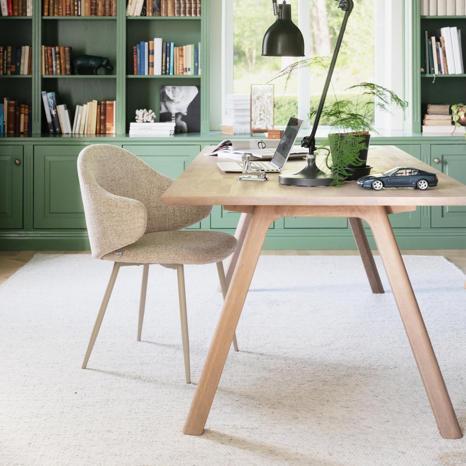 Kuvassa on Clapperton ruokapöytä hiekanvärisenä, koulupöytänä. Kuvan Rowicon beige Drake-tuoli myydään erikseen.