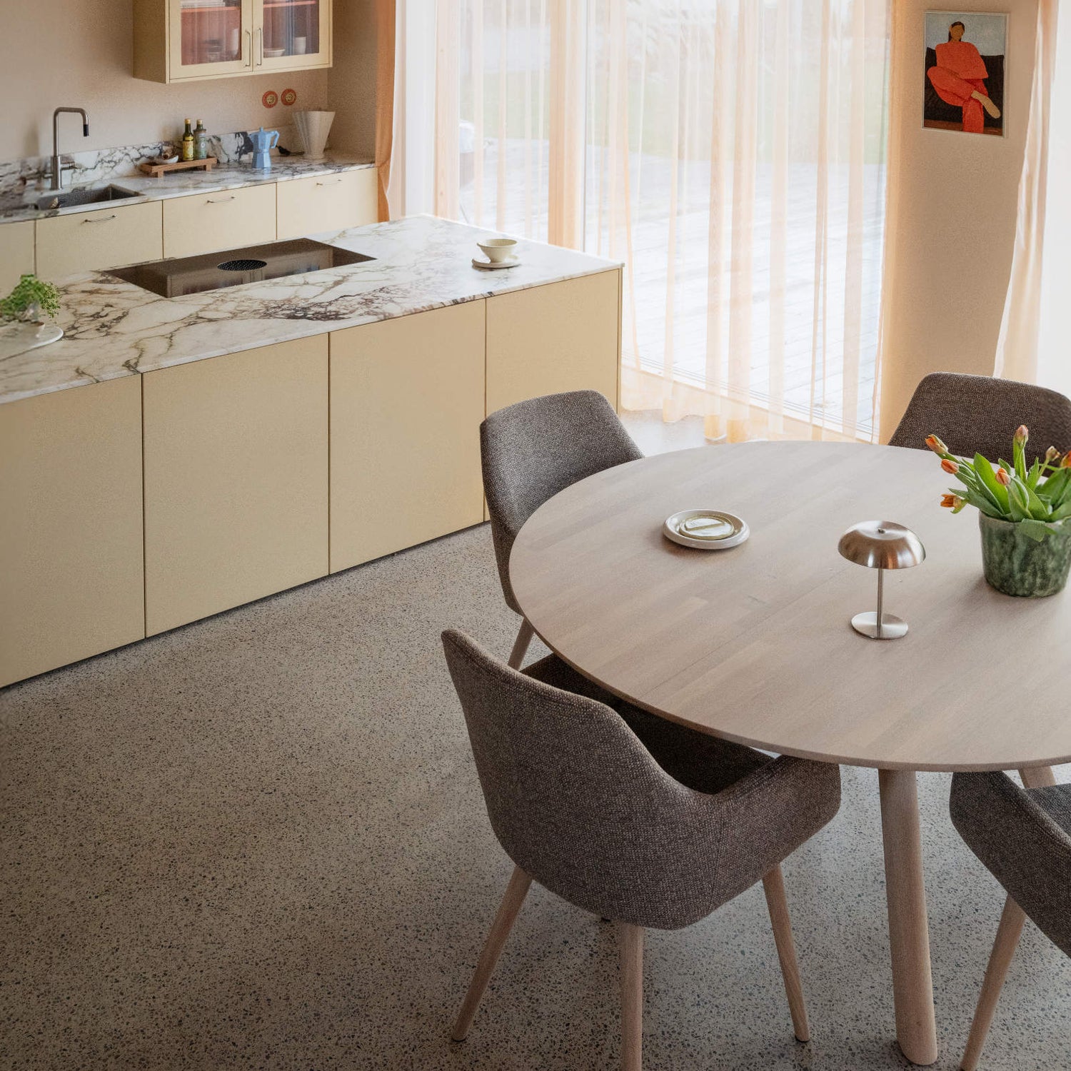 Kuvassa on pyöreä Clapperton ruokapöytä valkotammenvärisenä. Kuvan ruokaryhmän Rowicon Denley-tuolit myydään erikseen.