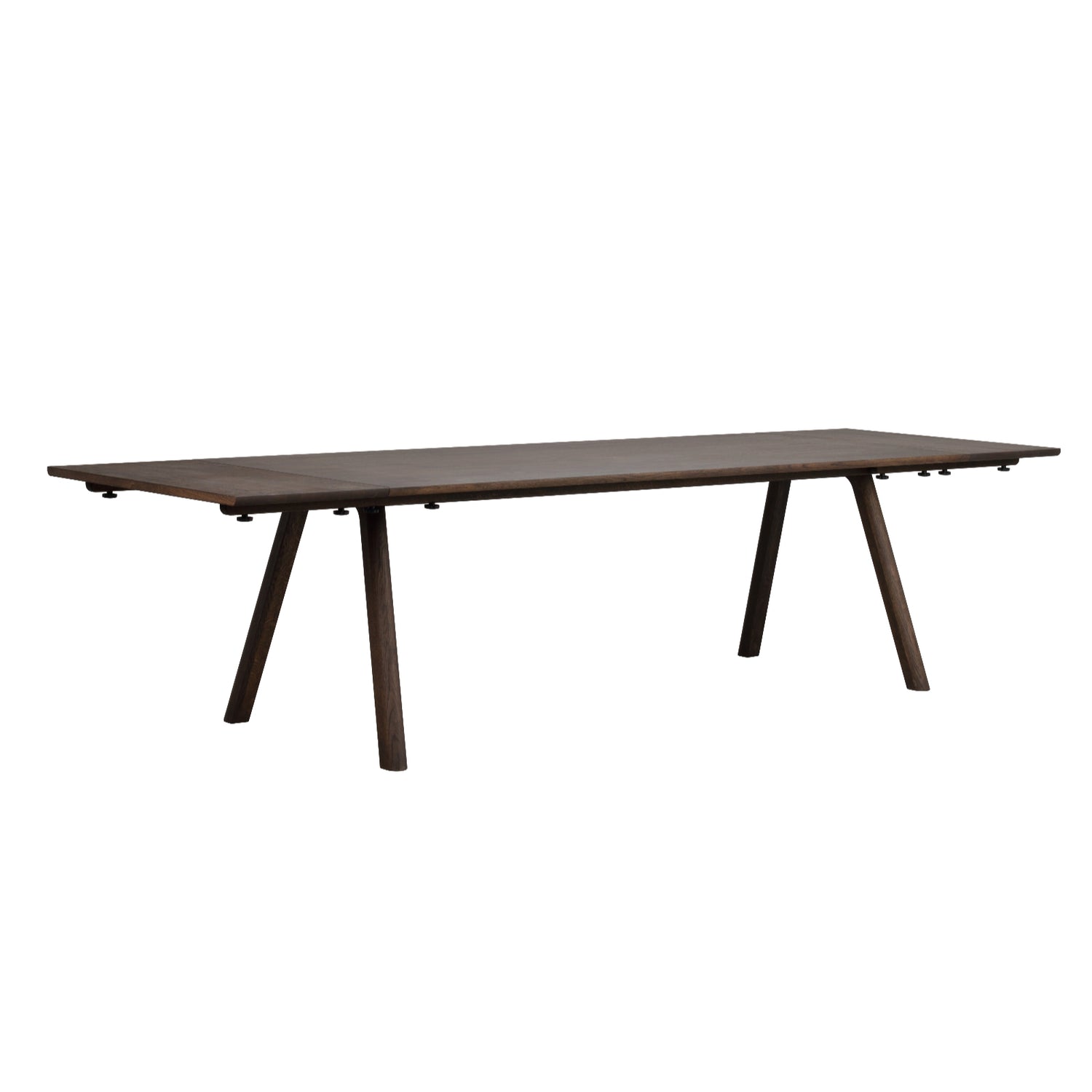 Kuvassa on Clapperton ruokapöytä ruskeana. Kuvan pöytää on jatkettu molemmista päistä erikseen myytävän jatkolevyn avulla.