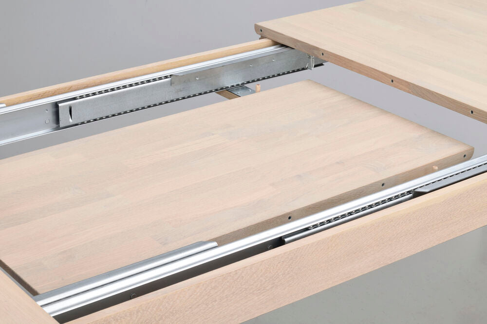 Pöydän jatkolevyjä, yhtä tai kahta maksimissaan kahta pöytään sopivaa, voi säilyttää pöydän sisällä.