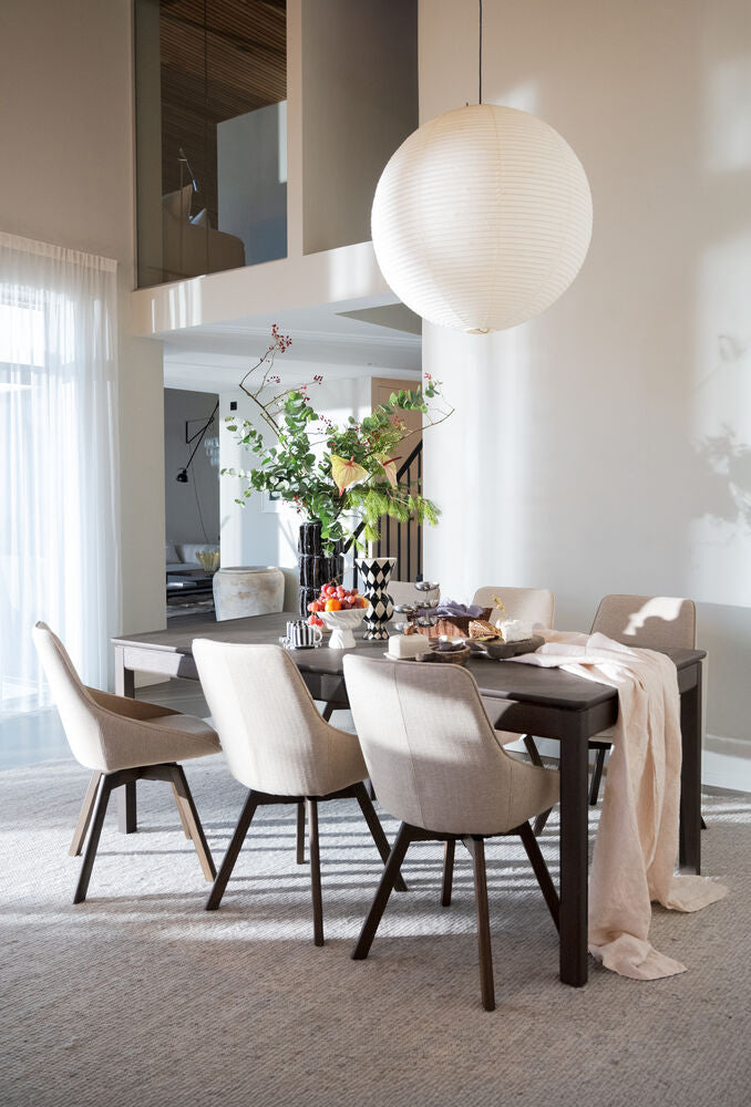 Kuvassa on ruskea Gardner-ruokapöytä erikseen myytävien Rowicon Alison-tuolien kanssa.