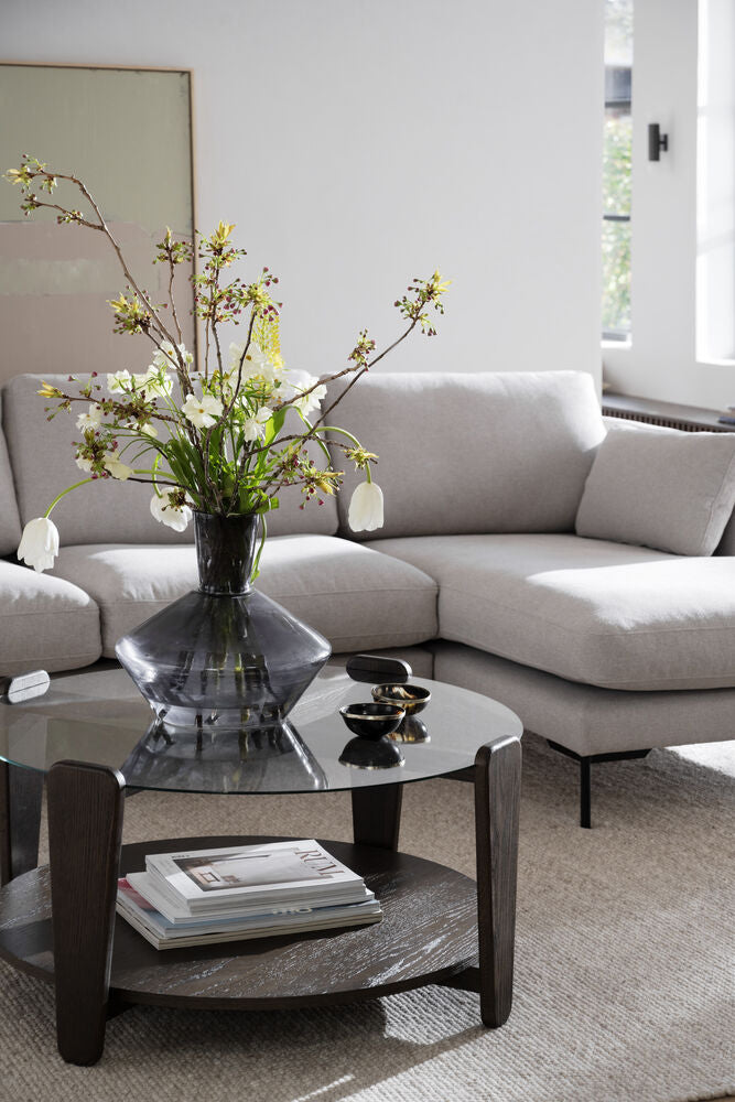 Kuvassa on Ø 93 cm Arran-sohvapöytä kuvattuna Rowicon Corwin-sohvan kanssa.