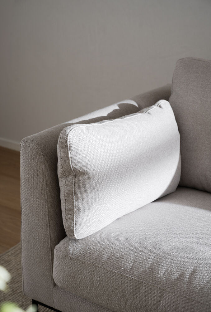 Lähikuvassa on Corwin-kulmadivaanisohva vaalealla Rita 1-kankaalla verhoiltuna.