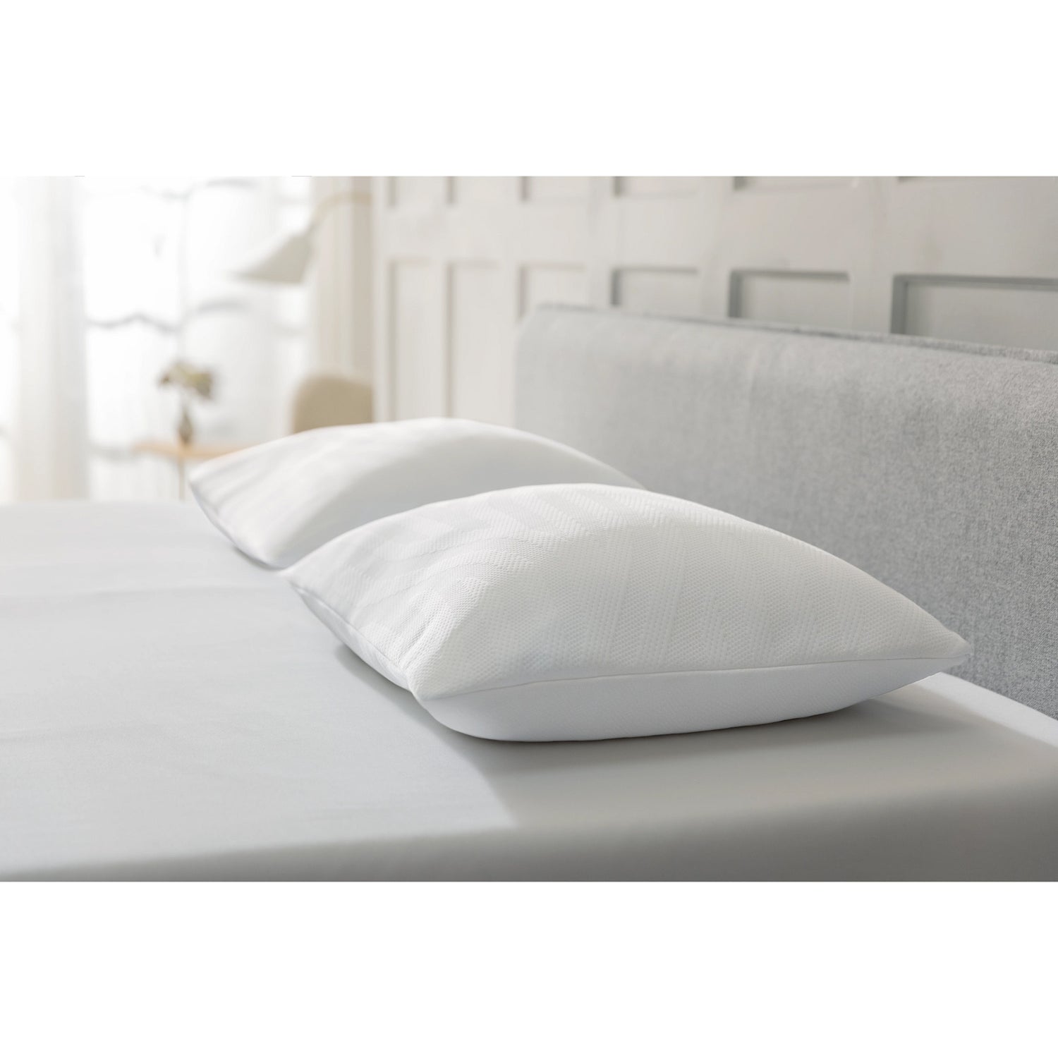 Tempur Comfort Pure Clean on helppohoitoinen tyyny, joka tarjoaa mukavuutta kylki -ja selkänukkujille - valinnan mukaisesti soft tai medium-tunteessa. Tyynyt myydään yksitellen.