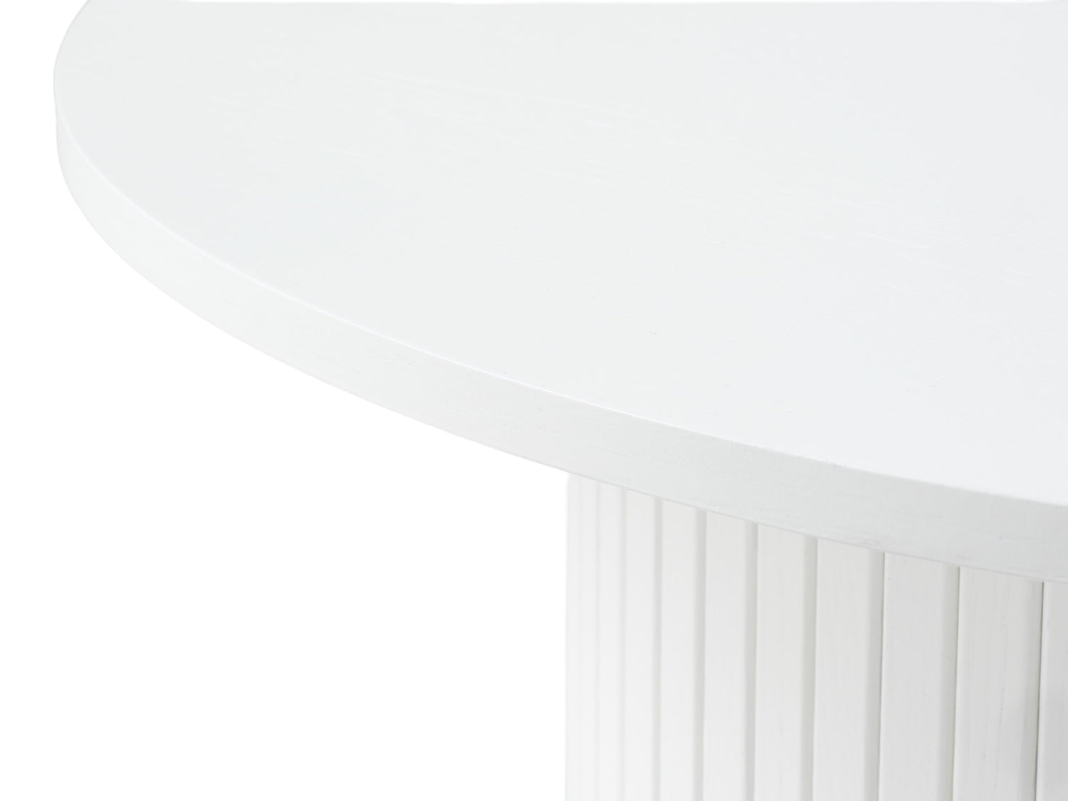 Lähikuvassa on valkoisen Nola-sohvapöydän kannen pintaa ja jalan panelointia.