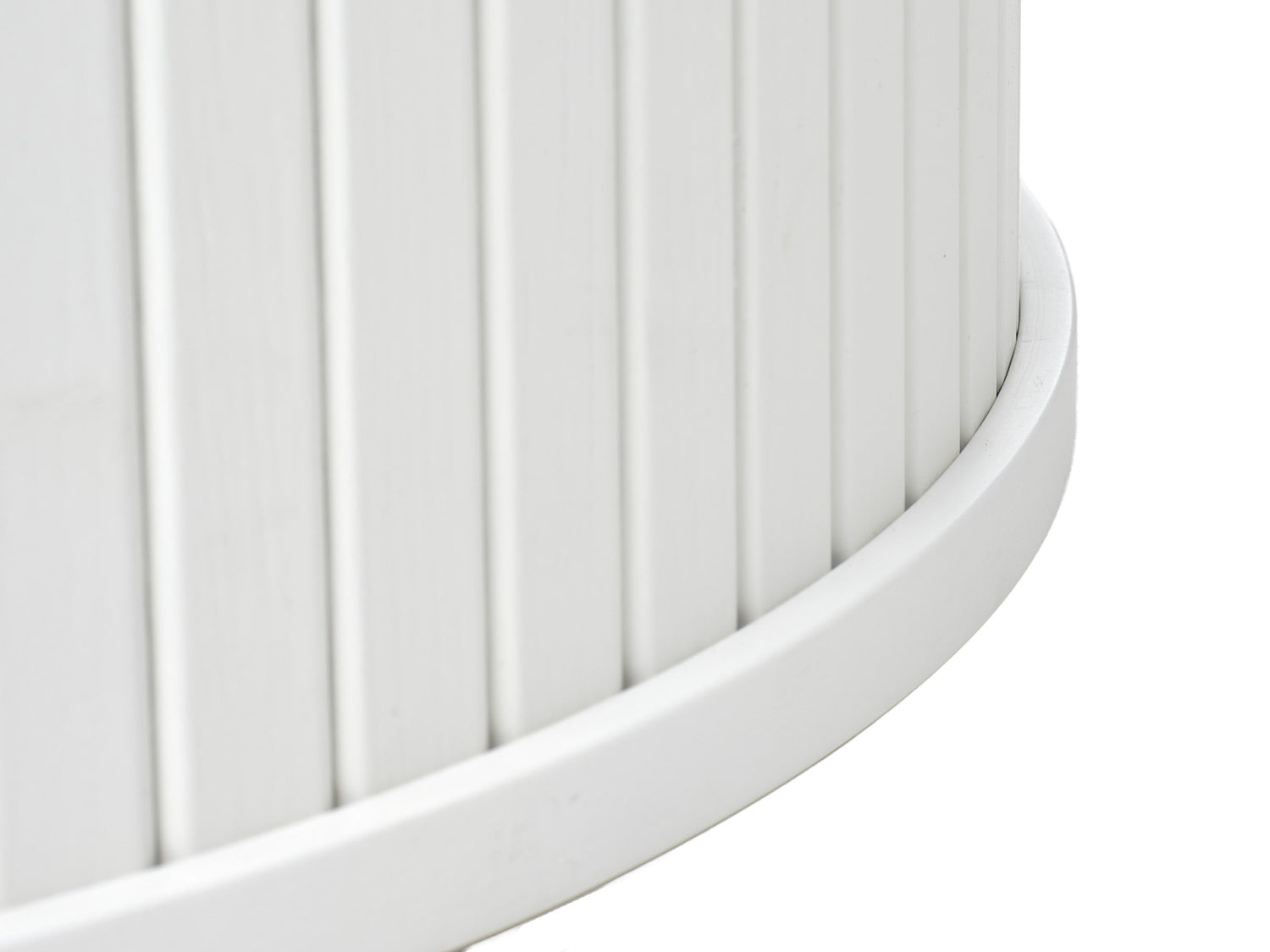 Kuvassa on valkoisen Nola-sohvapöydän jalan panelointia.