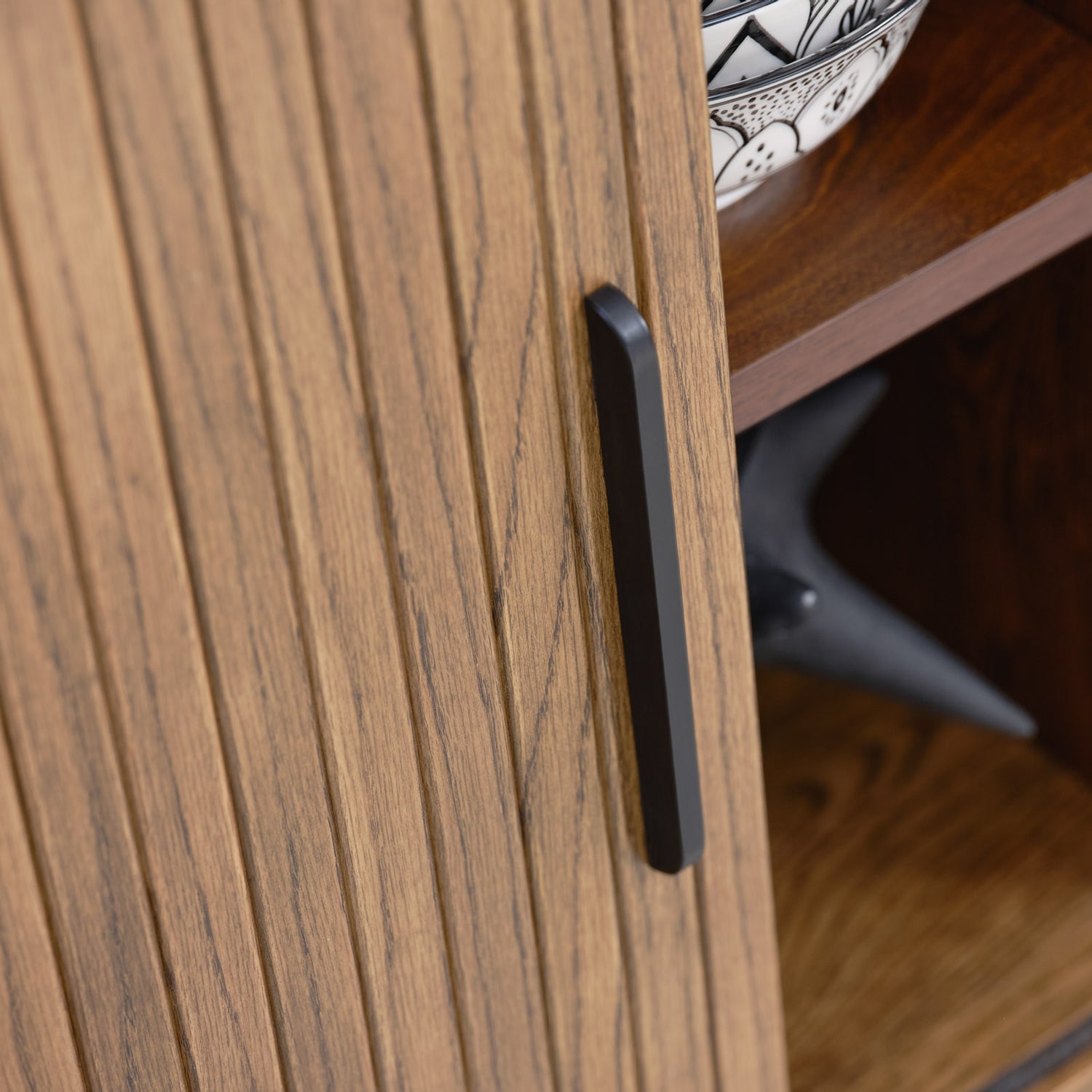 Kuvassa on Nola-senkki savutammenvärisenä. Liukuovissa on mustat metalliset vetimet.