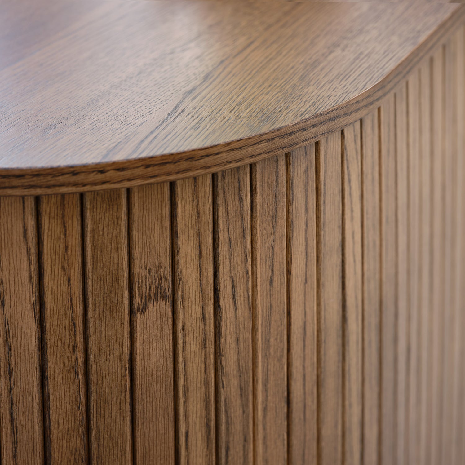 Savutammenvärisen Nola-senkin kannen pintaa ja liukuovien panelointia.