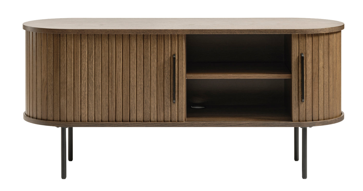 Ovaalinmuotoinen Nola-tv-taso 120 cm, savutammenvärinen. Tasossa on mustat metalliset vetimet liukuovissa ja mustat säädettävät metallijalat.