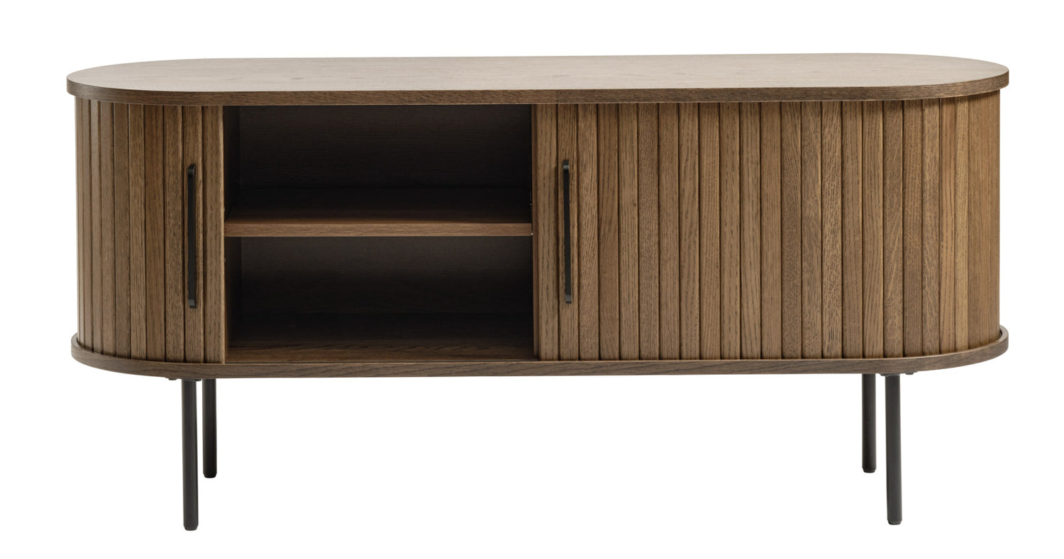 Ovaalinmuotoinen Nola-tv-taso 120 cm, savutammenvärinen. Tasossa on mustat metalliset vetimet liukuovissa ja mustat säädettävät metallijalat.