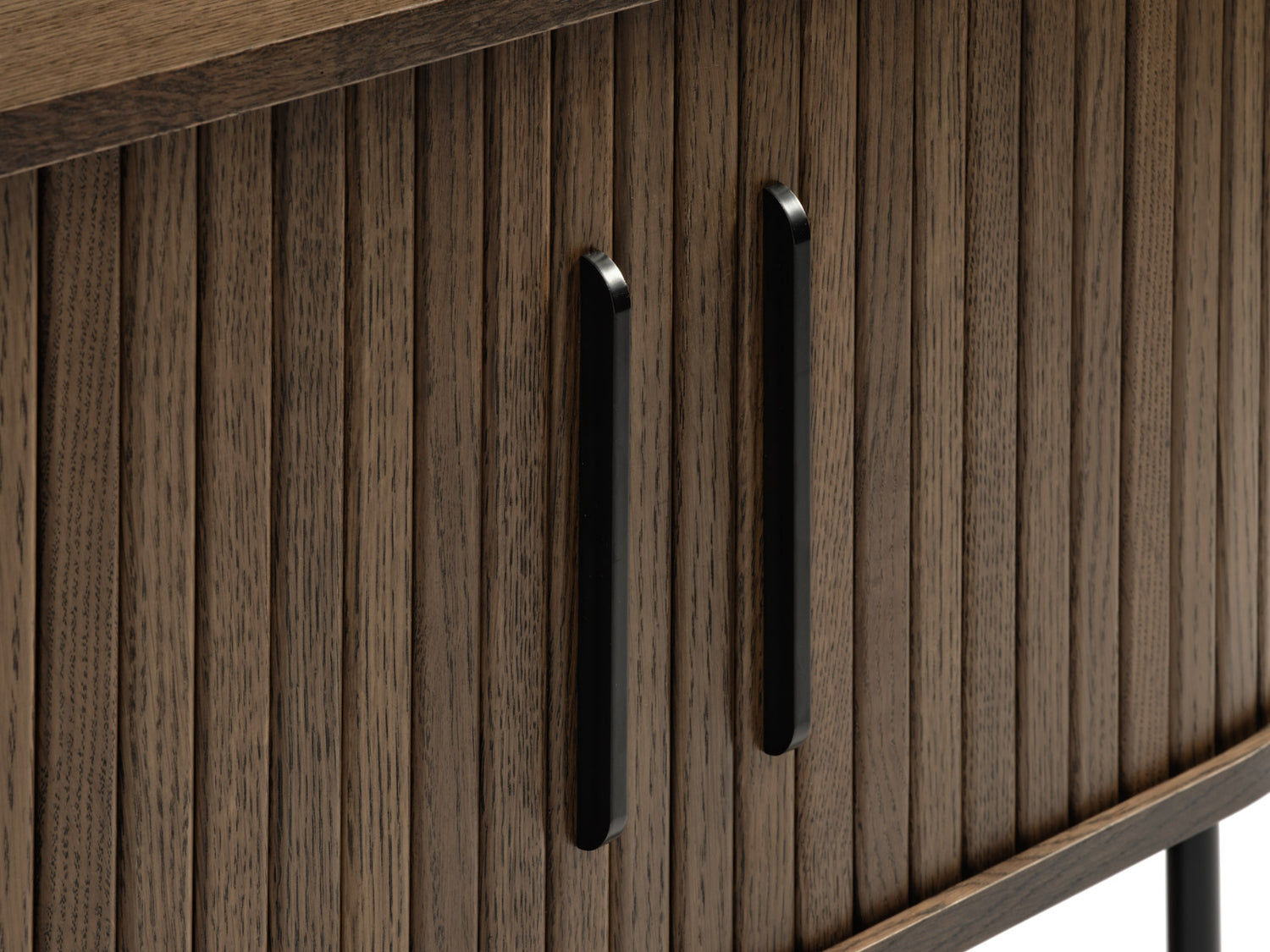 Ovaalinmuotoinen Nola-tv-taso 120 cm, savutammenvärinen. Tasossa on mustat metalliset vetimet liukuovissa ja mustat säädettävät metallijalat.