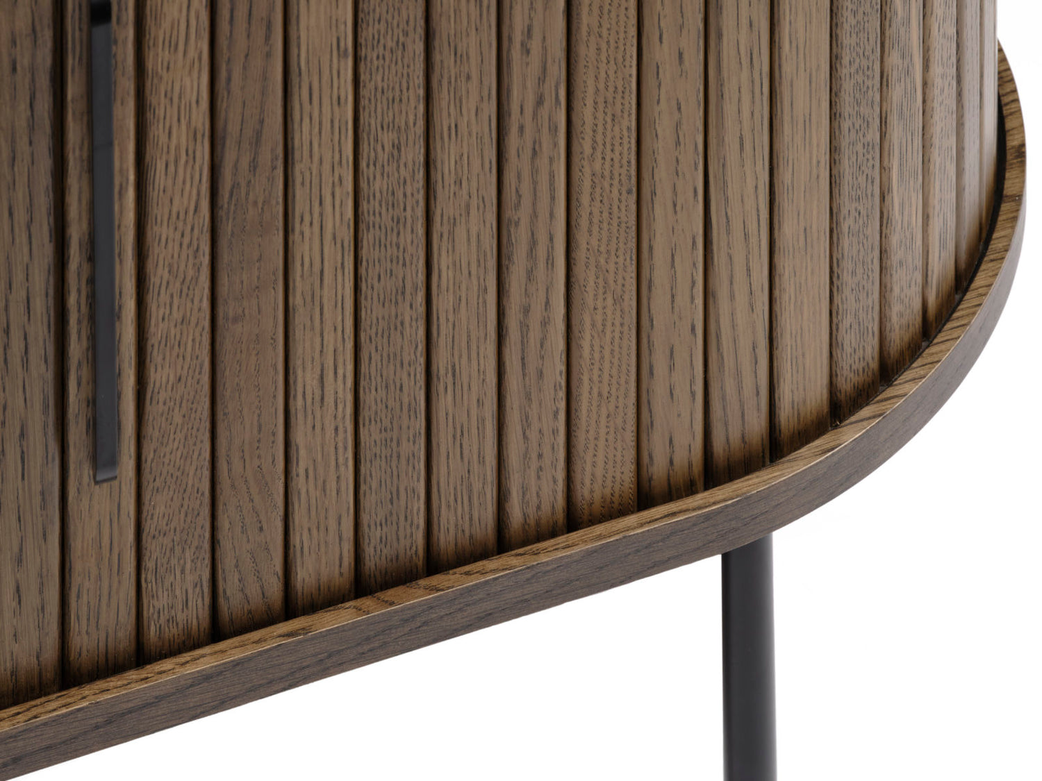 Ovaalinmuotoinen Nola-tv-taso 120 cm, savutammenvärinen. Tasossa on mustat metalliset vetimet liukuovissa ja mustat säädettävät metallijalat.