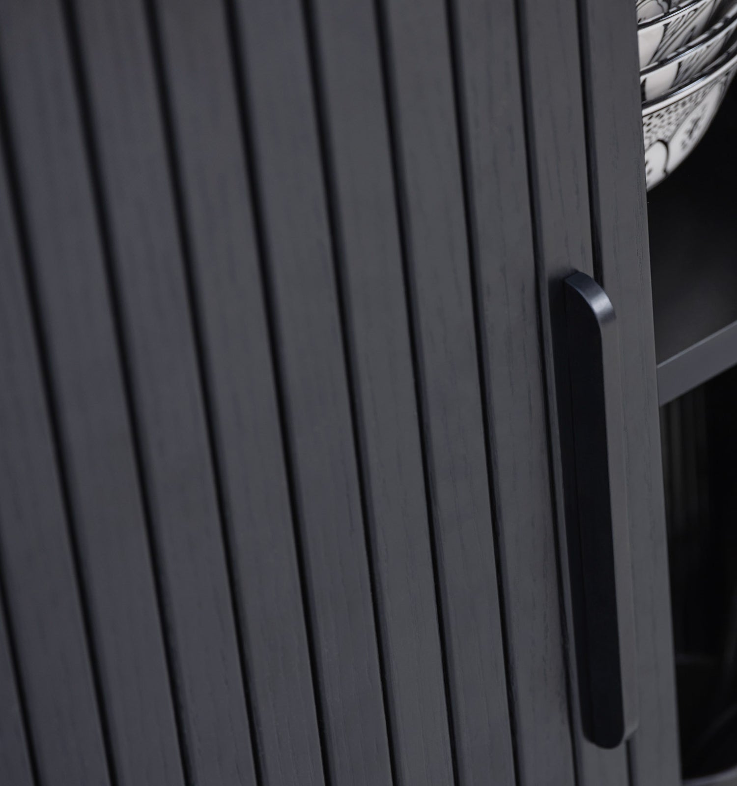 Kuvassa mustan Nola-tason liukuovi ja musta vedin.