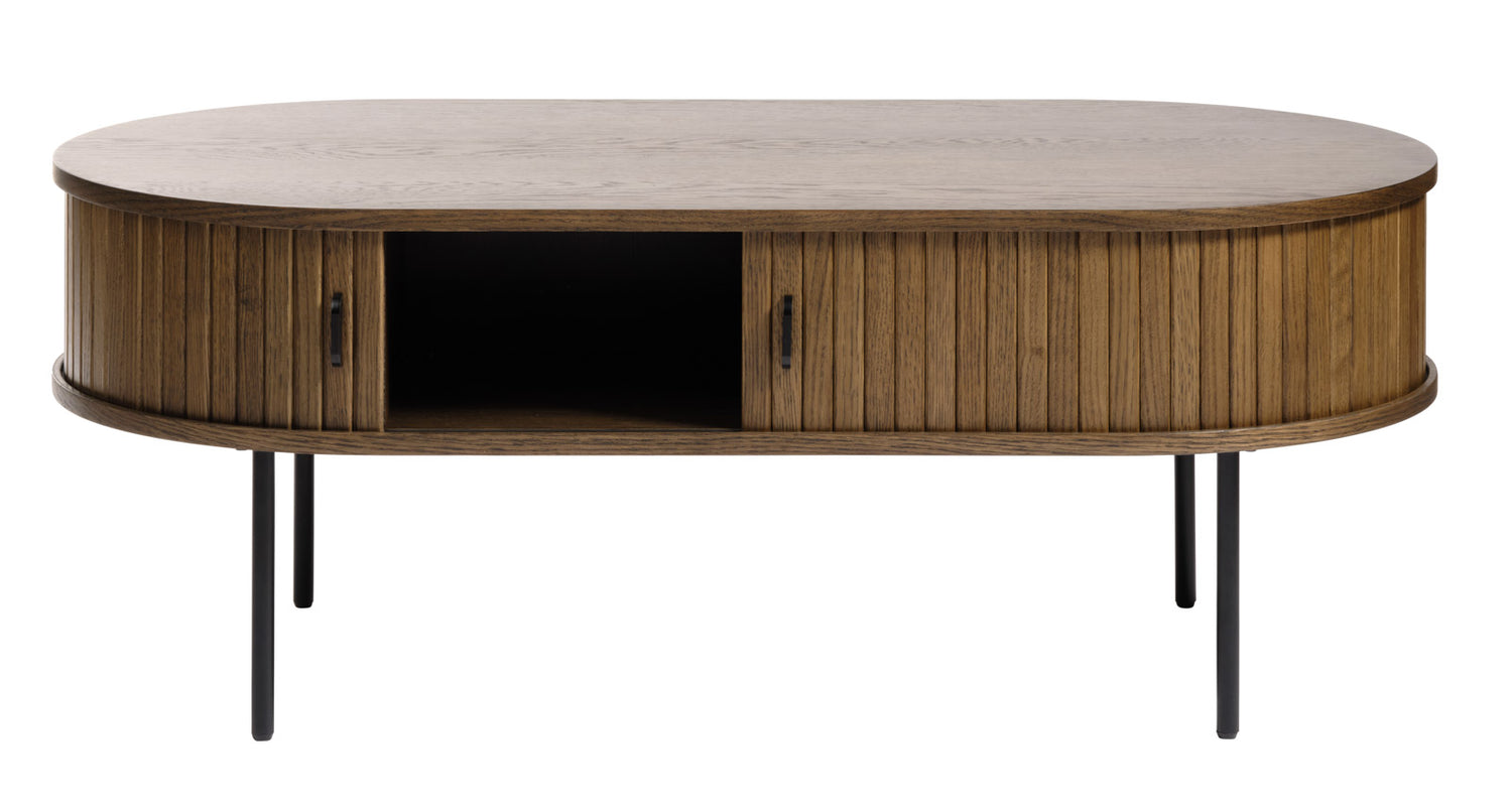 Ovaalinmuotoinen Nola-sohvapöytä 60 x 120 cm, savutammi. Liukuovissa on mustat metalliset vetimet ja mustat metallijalat ovat säädettävät.