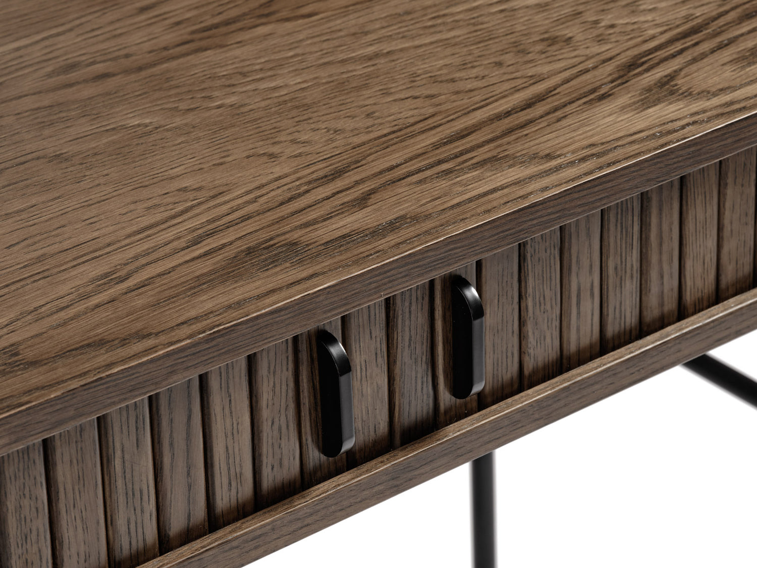 Lähikuvassa Nola-työpöytä savutammenvärisenä. Liukuovissa on mustat metalliset vetimet ja metallijalat ovat mustat.