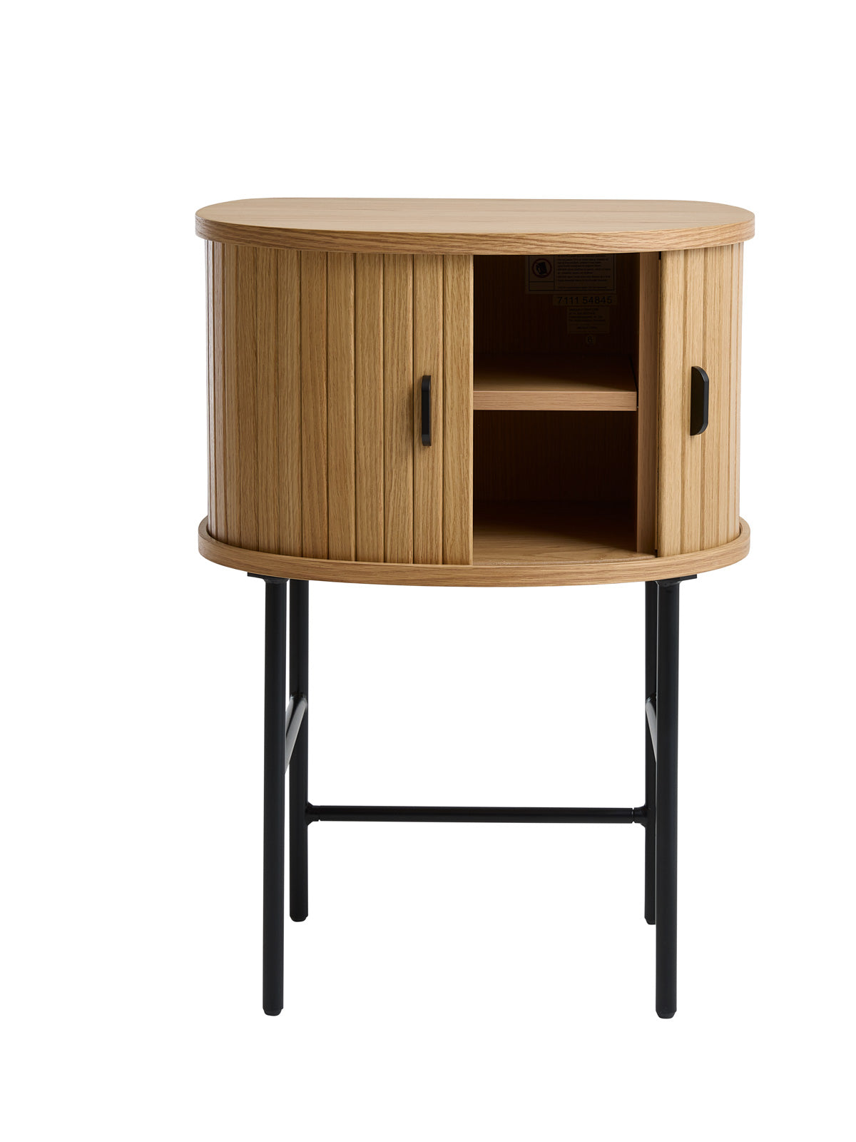 Nola-yöpöytä tammenvärisenä. Tasossa on mustat metalliset vetimet ja säädettävät metallijalat ovat mustat.