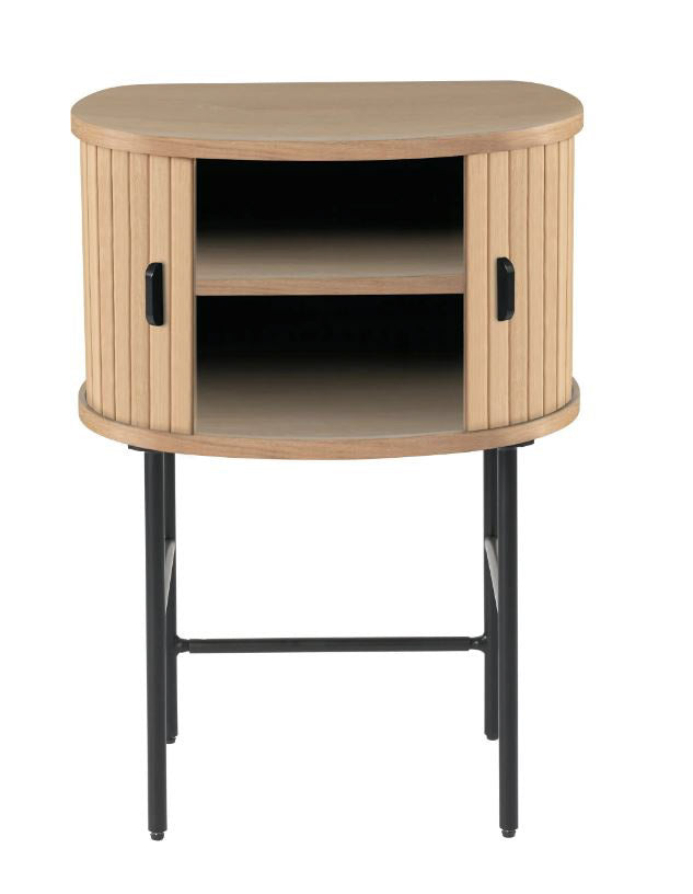 Nola-yöpöytä tammenvärisenä. Tasossa on mustat metalliset vetimet ja säädettävät metallijalat ovat mustat.