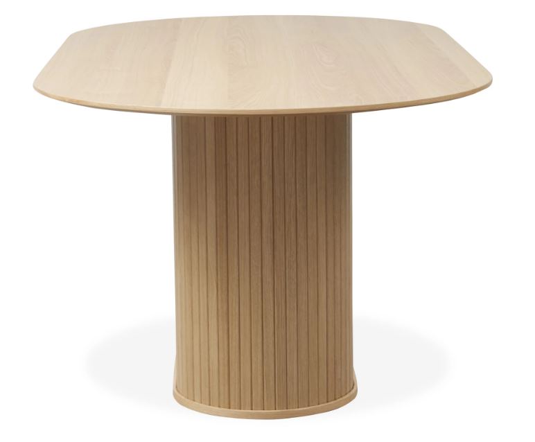 Nola-ruokapöytä, luonnonvärinen tammi. Ruokapöydässä on jykevä jalka, johon panelointi on tuomassa ilmettä.