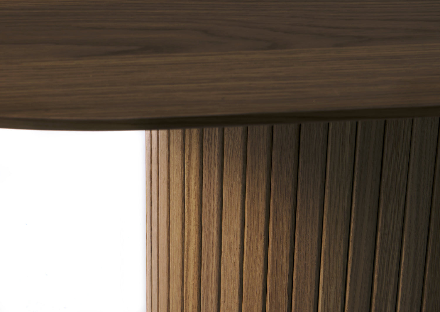 Lähikuvassa Nola-ruokapöydän savutammenväristä kannen pintaa ja paneelipäällysteistä jalkaa.