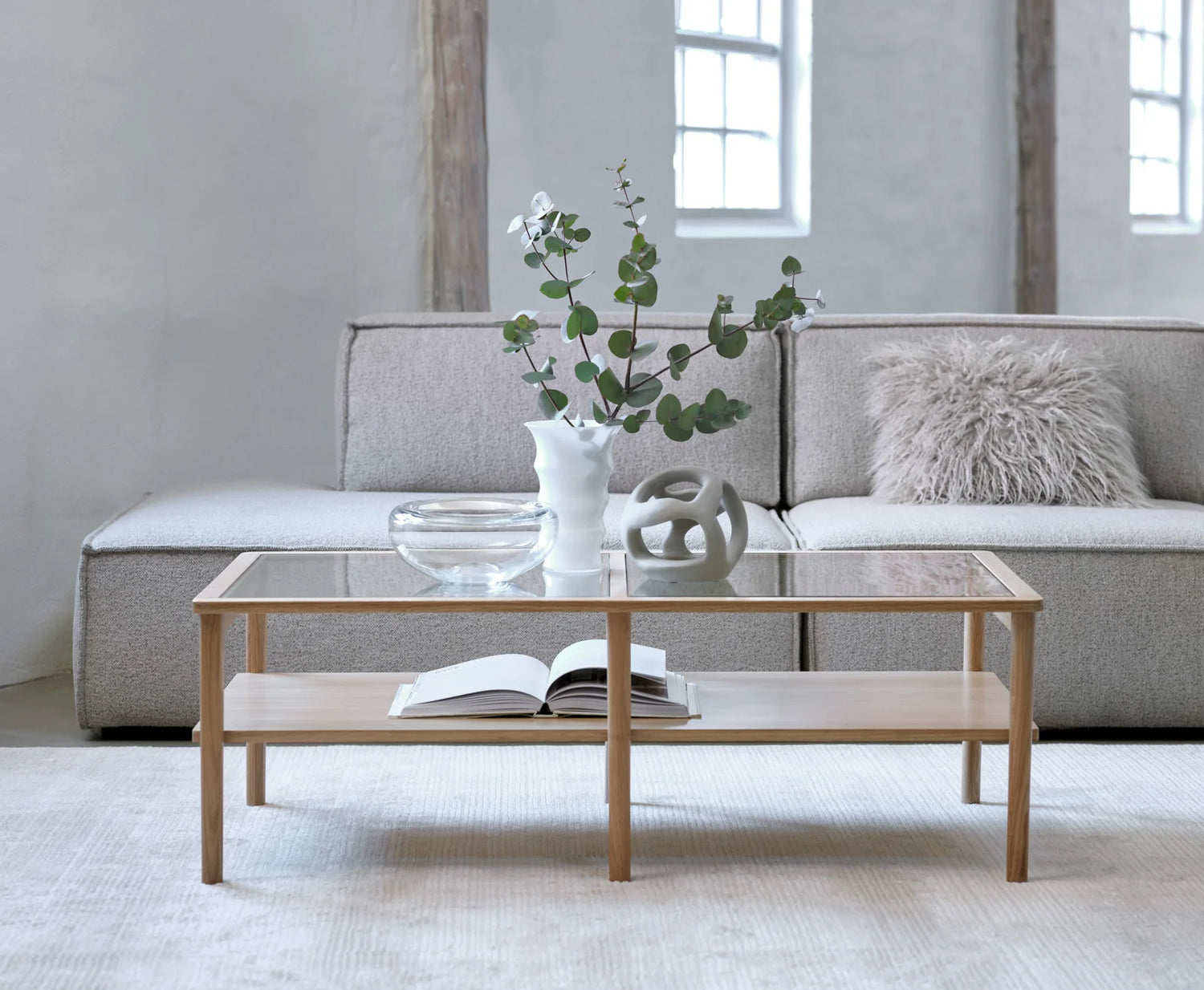 Beacon divaanisohva avopäädyllä, edessä Elba sohvapöytä.