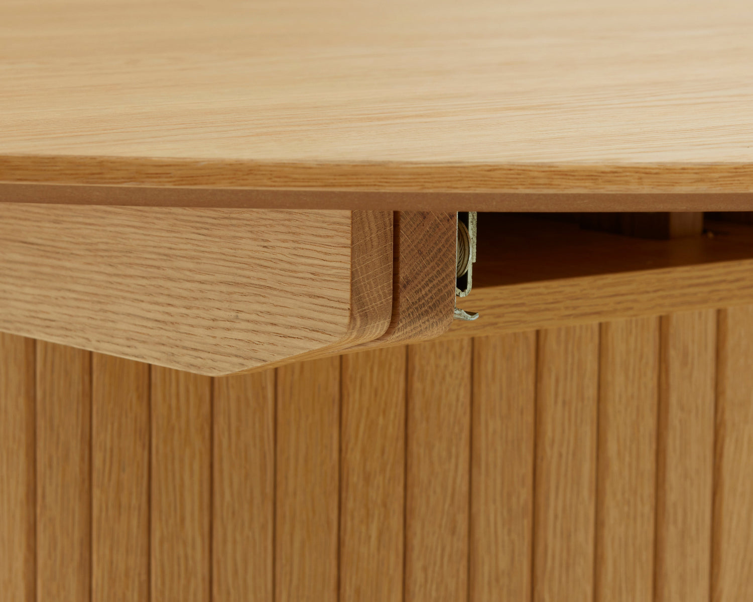 Lähikuvassa pyöreän jatkettavan Nola-pöydän kannen alla olevan jatkomekanismin rakennetta.