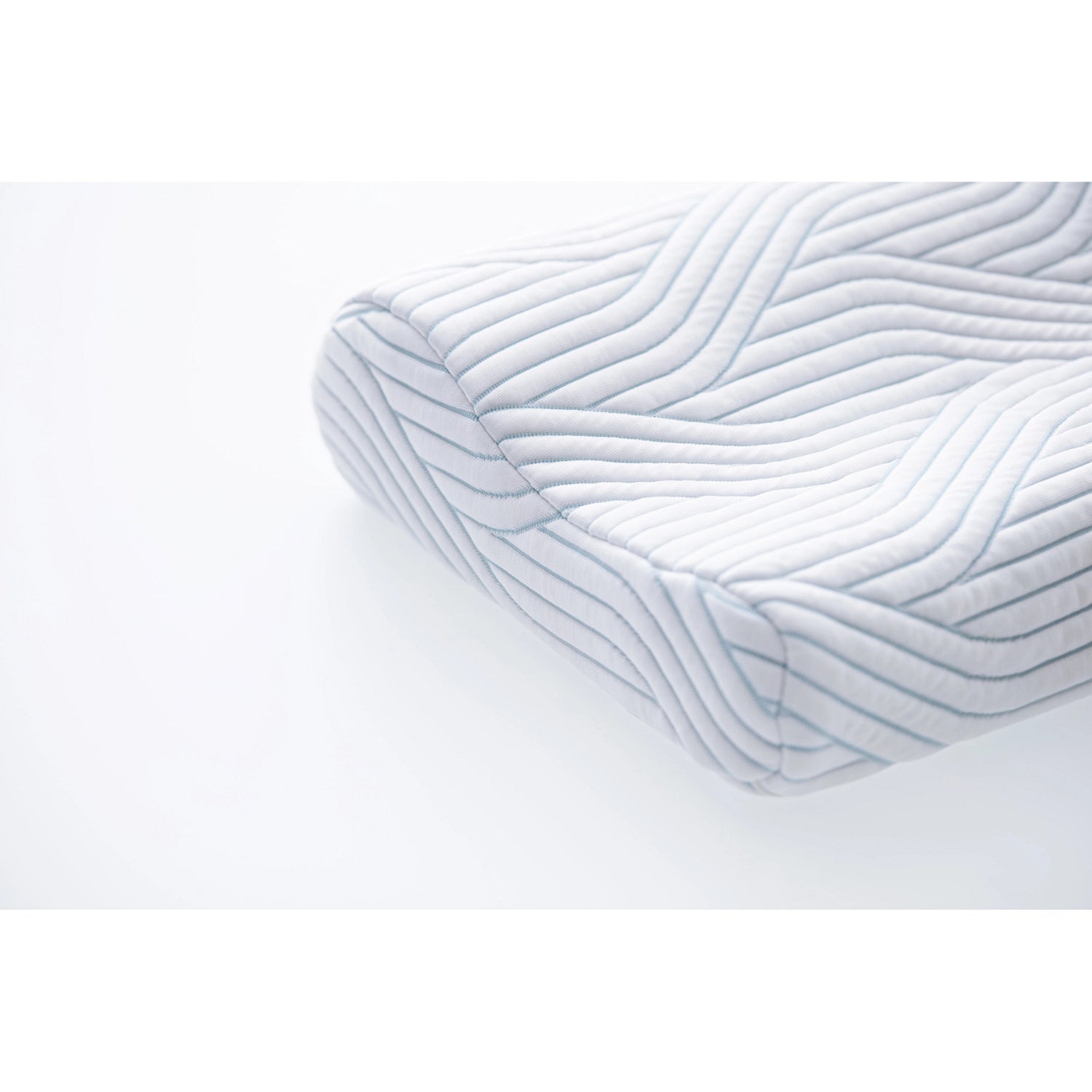 Helppohoitoisessa Tempur Original -tyynyssä on täysin uudistunut hengittävä 3D-kuvioitu Smart Cool-päällinen.