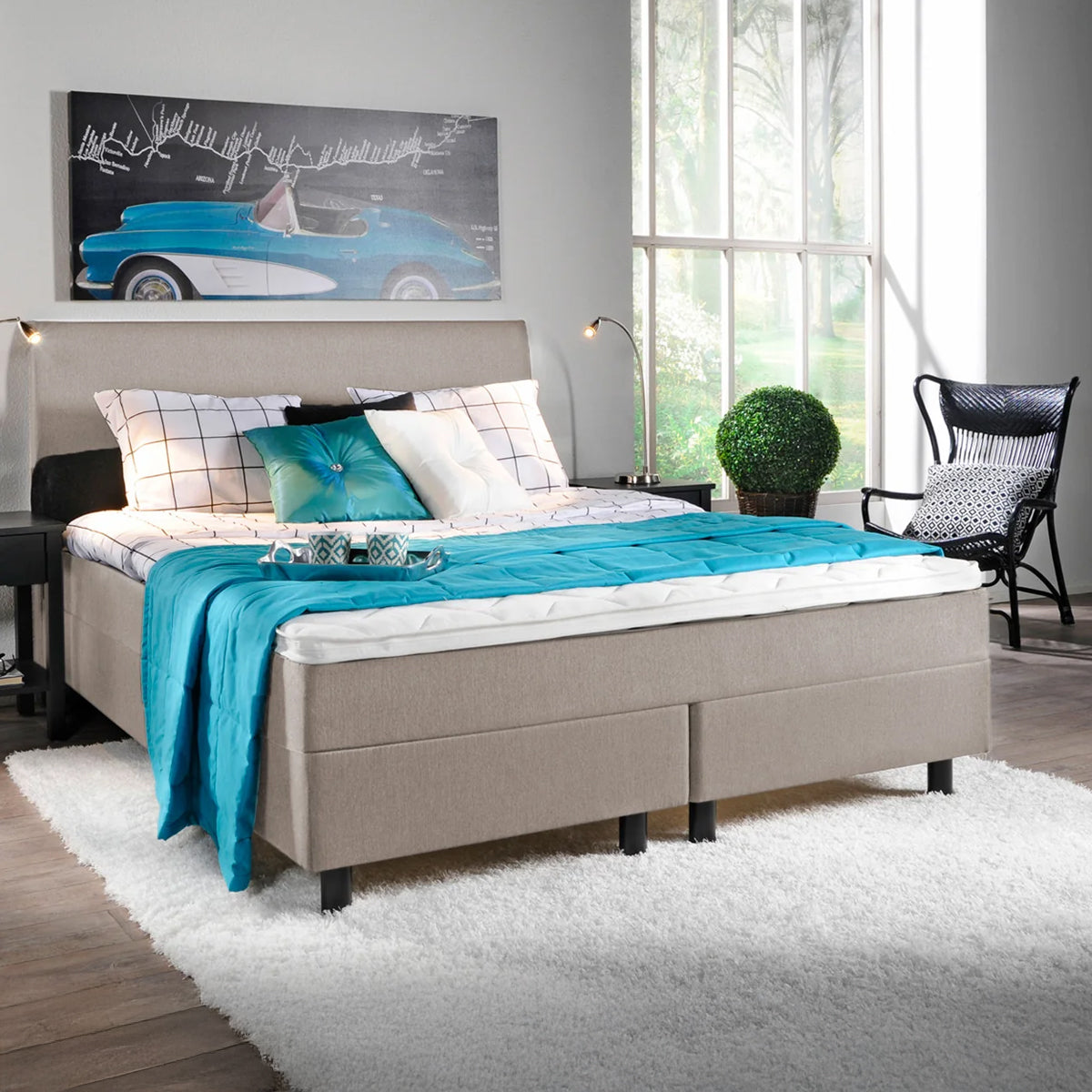 Kuvassa on beige Aallotar-jenkkisänkypaketti, johon sisältyvät profiloitu sijauspatja ja mustat puujalat. Kuvan Aalto-sängynpääty myydään erikseen.