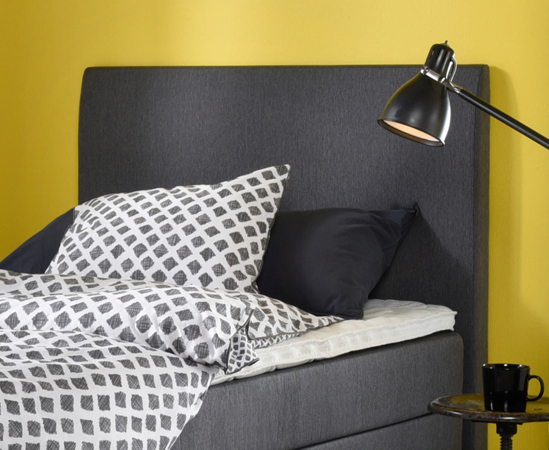 Verhoillulla sängynpäädyllä viimeistelet vuoteen ulkonäön. Kuvassa on erikseen myytävä Aalto-sängynpääty yhdessä Aalto-jenkkisängyn kanssa, tummanharmaa.