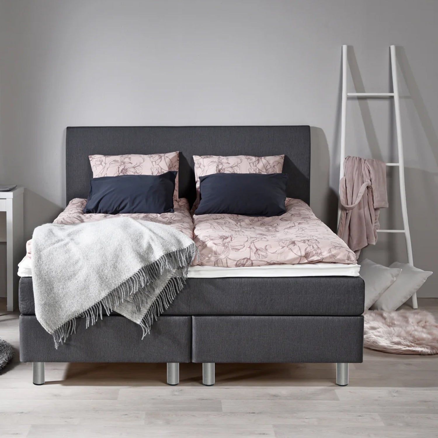 Aalto -jenkkisänky sopii tyylikkään harmaaksi verhoiltuna monenlaiseen sisustukseen. Kuvan Aalto-sängynpääty ja kuvausrekvisiitta myydään erikseen.