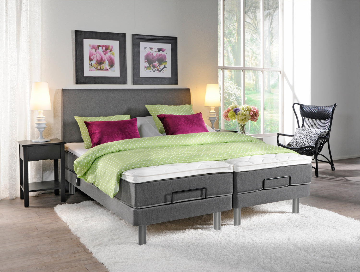 Kuvassa on kaksi Aalto-moottorisänkyä yhdistettynä parivuoteeksi. Erikseeen myytävä Aalto-sängynpääty kruunaa kokonaisuuden.