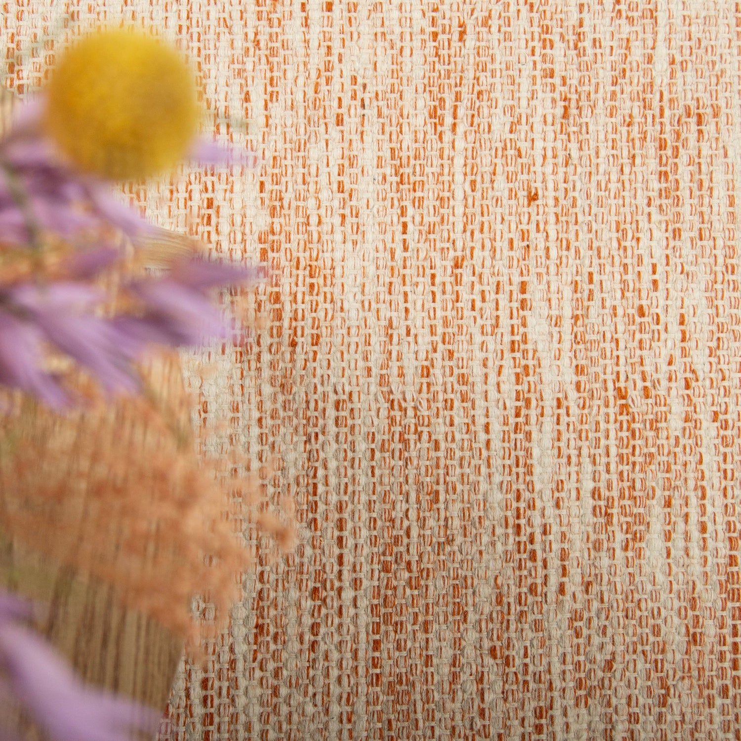 Aamu-villamatto, terra väri kuvattuna sohvapöydän alla.