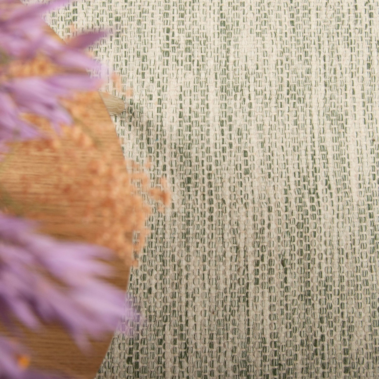 Kuvassa on vihreä Aamu-villamatto sohvapöydän alla kuvattuna.