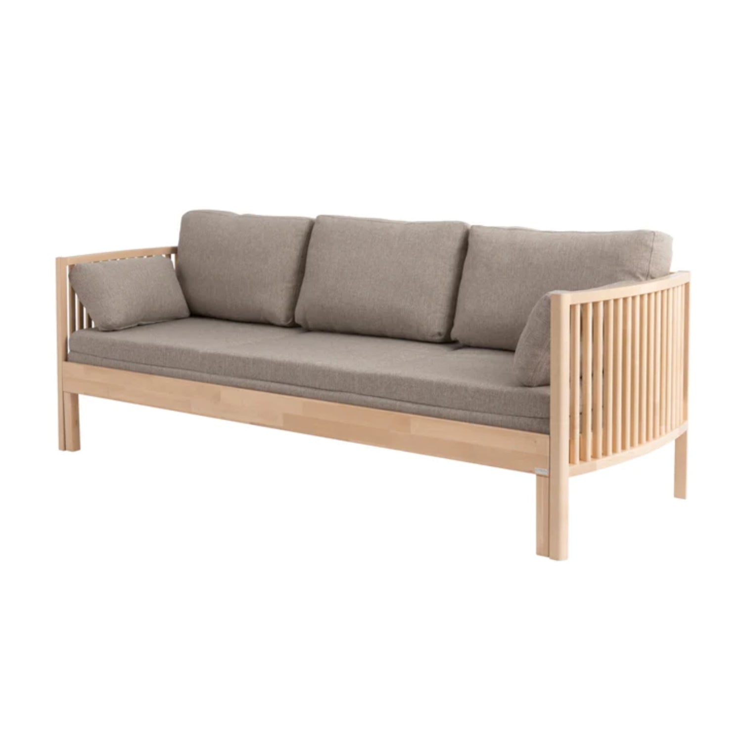 Luonnonvärinen Aarre-puusohva beigellä Levon-taittopatjasarjalla. Laverisohvasta saa helposti levitettyä vuoteen. Patjasarja myydään erikseen.