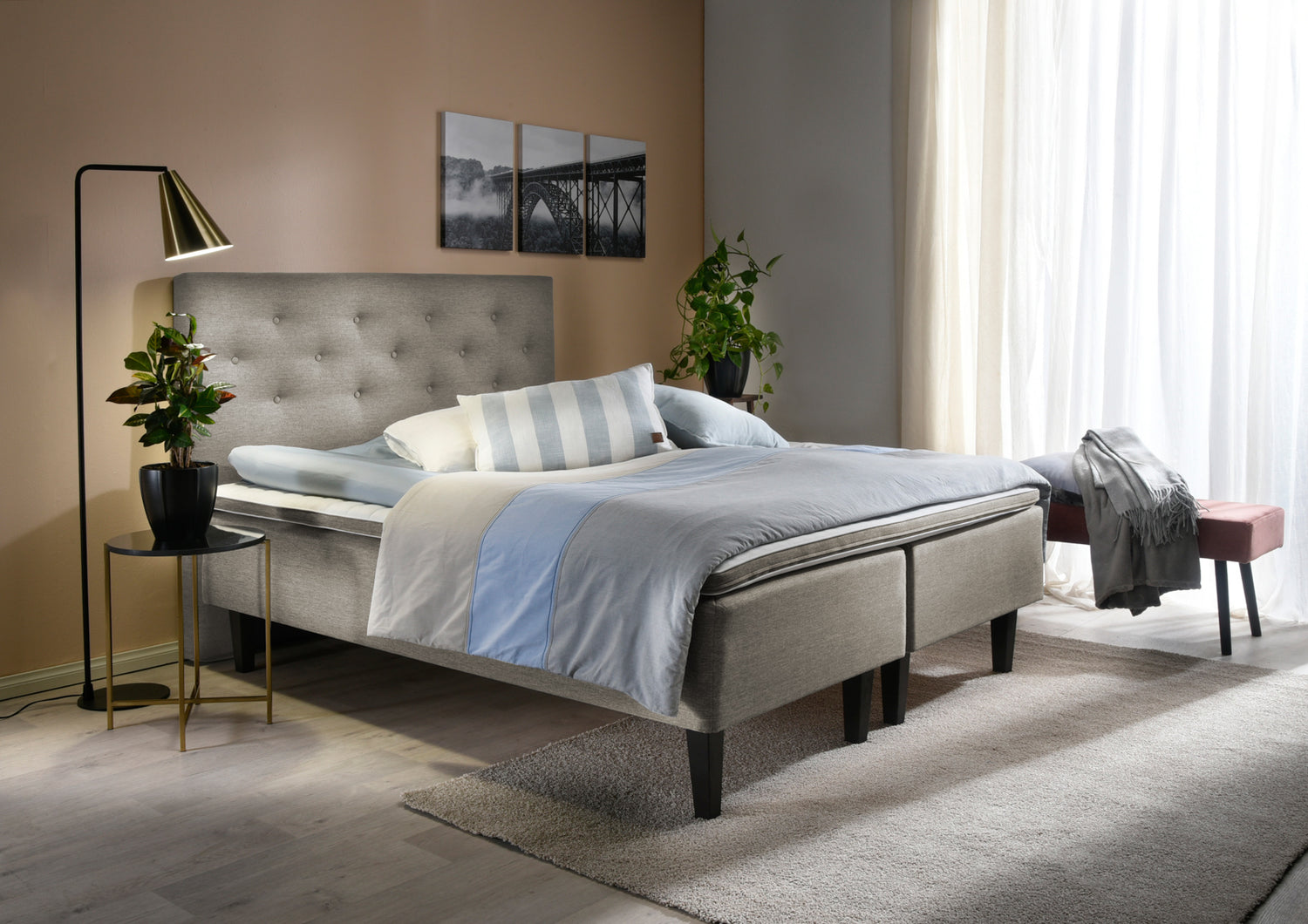 Hiekanvärinen Havu-runkopatjasänky wengen värisillä Royal-jaloilla ja yhtenäisellä profiloidulla sijauspatjalla. Kuvan sängynpääty myydään erikseen.