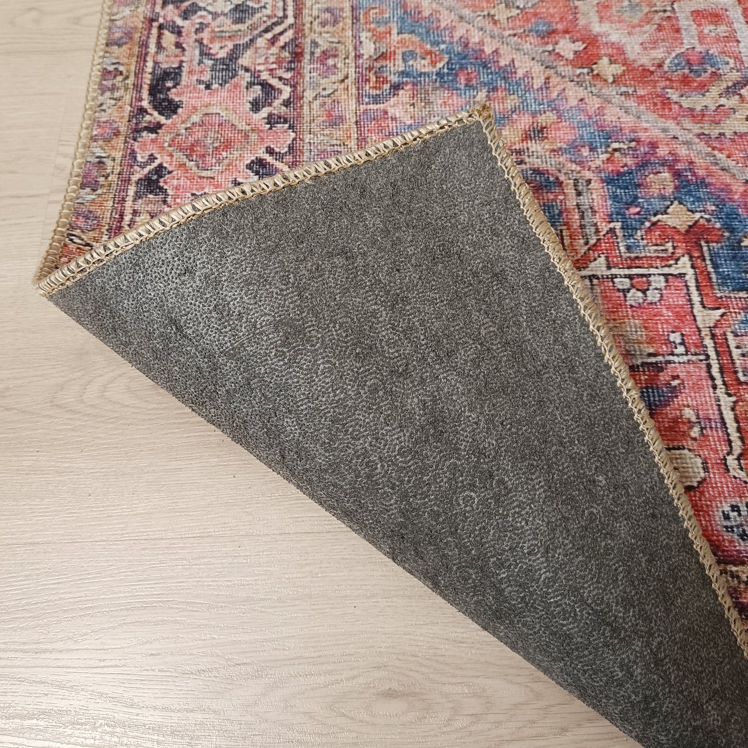 Lähikuvassa Aida-maton pohja.
