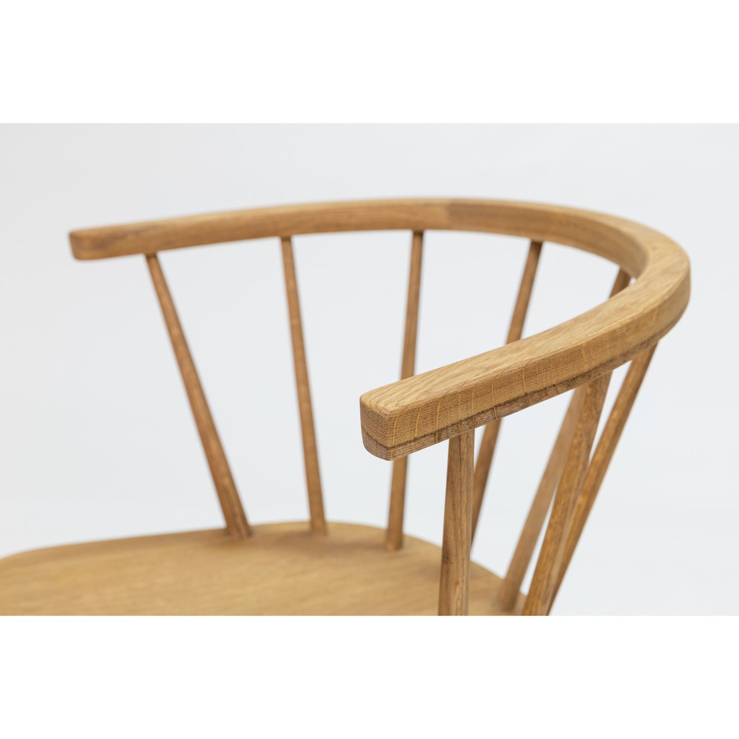 Lähikuvassa luonnonvärisen Aida-tammituolin selkänojan muotoilua.