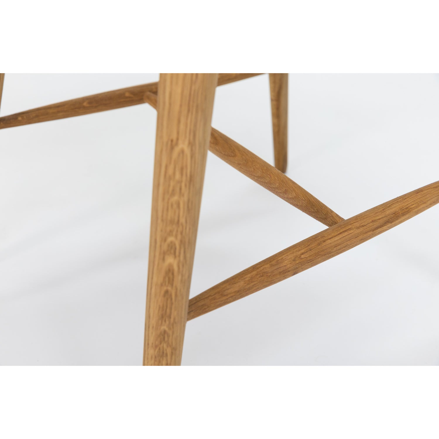 Lähikuvassa luonnonvärisen Aida-tammituolin muotoilua.