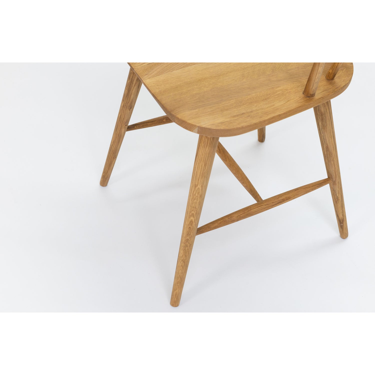 Lähikuvassa luonnonvärisen Aida-tammituolin muotoilua.