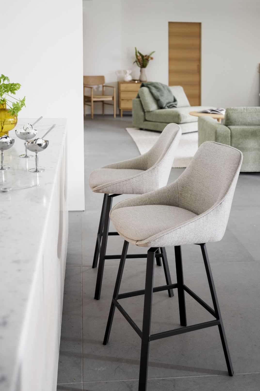 Alison-baarituoli vaaleana.