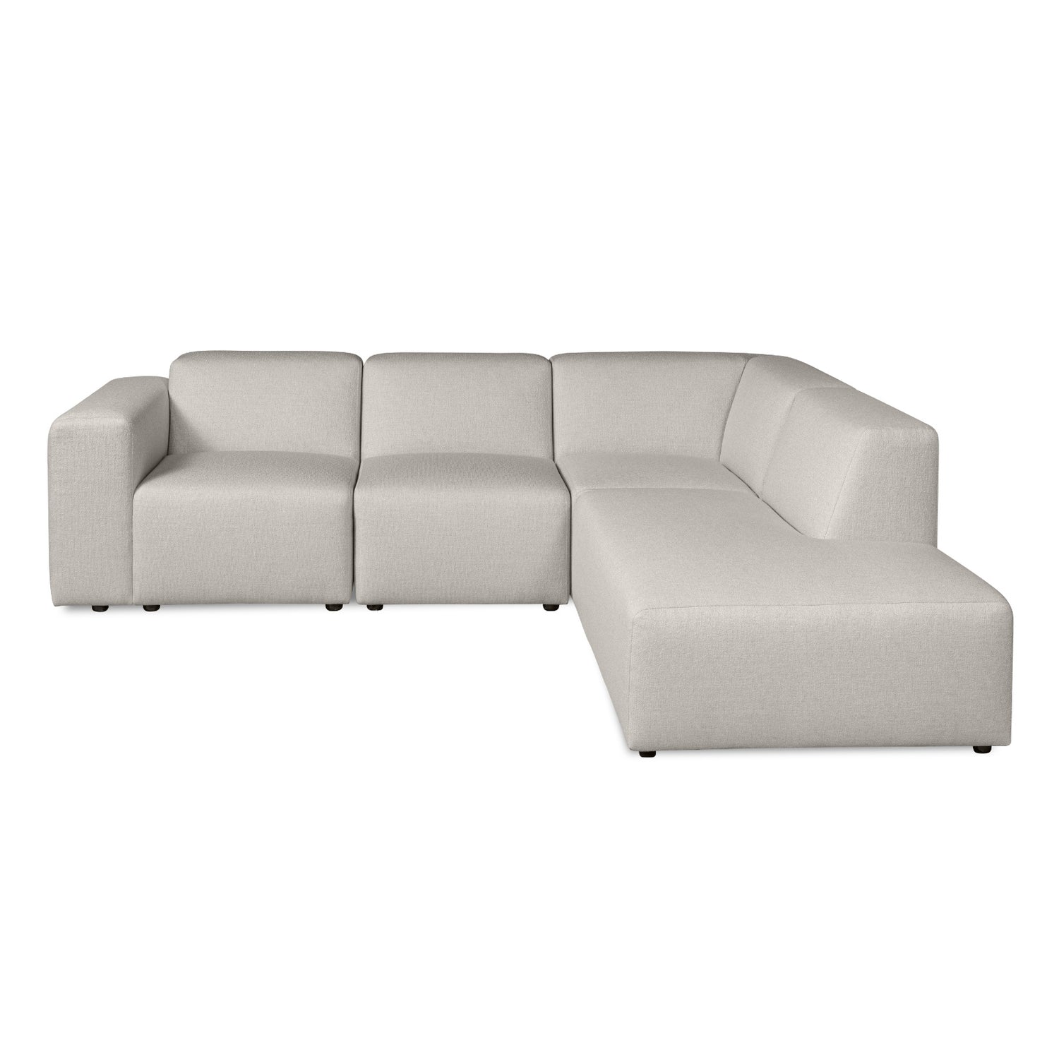 Vaalea Alma-kulmadivaanisohva kangasverhoiltuna Minco 2 -kankaalla. Kuvan kulmadivaanisohvassa on oikeanpuoleinen divaani ja mustat muovijalat.