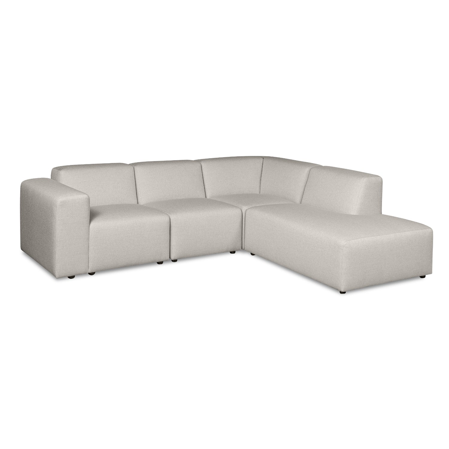 Vaalea Alma-kulmadivaanisohva kangasverhoiltuna Minco 2 -kankaalla. Kuvan kulmadivaanisohvassa on oikeanpuoleinen divaani ja mustat muovijalat.