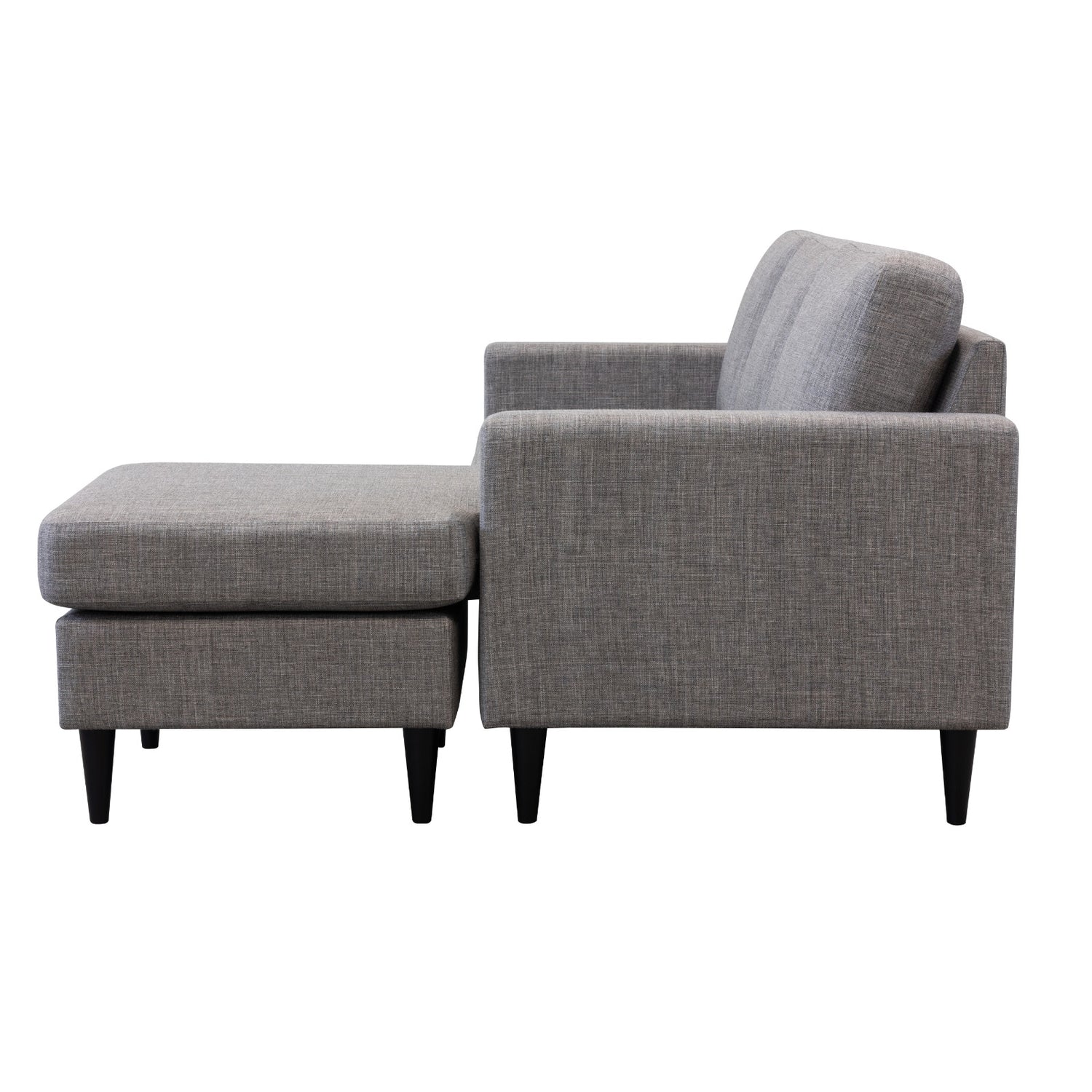 Ancona L 3FS -divaanisohva oikeanpuoleisella divaanilla. Sohva on verhoiltu harmaanruskealla Tuuru Basic 489 -kankaalla ja siinä on mustat puujalat.