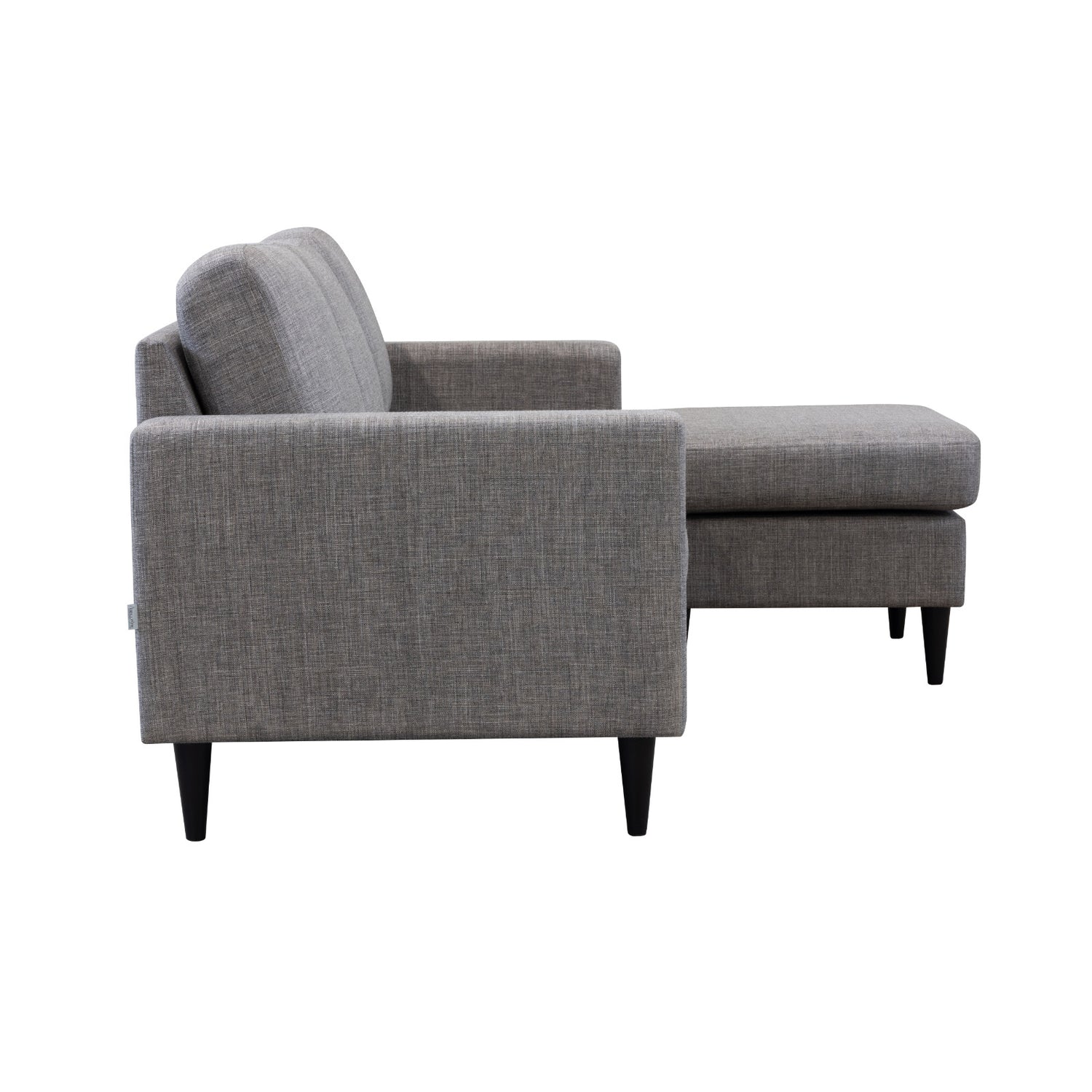 Ancona L 3FS -divaanisohva oikeanpuoleisella divaanilla. Sohva on verhoiltu harmaanruskealla Tuuru Basic 489 -kankaalla ja siinä on mustat puujalat.