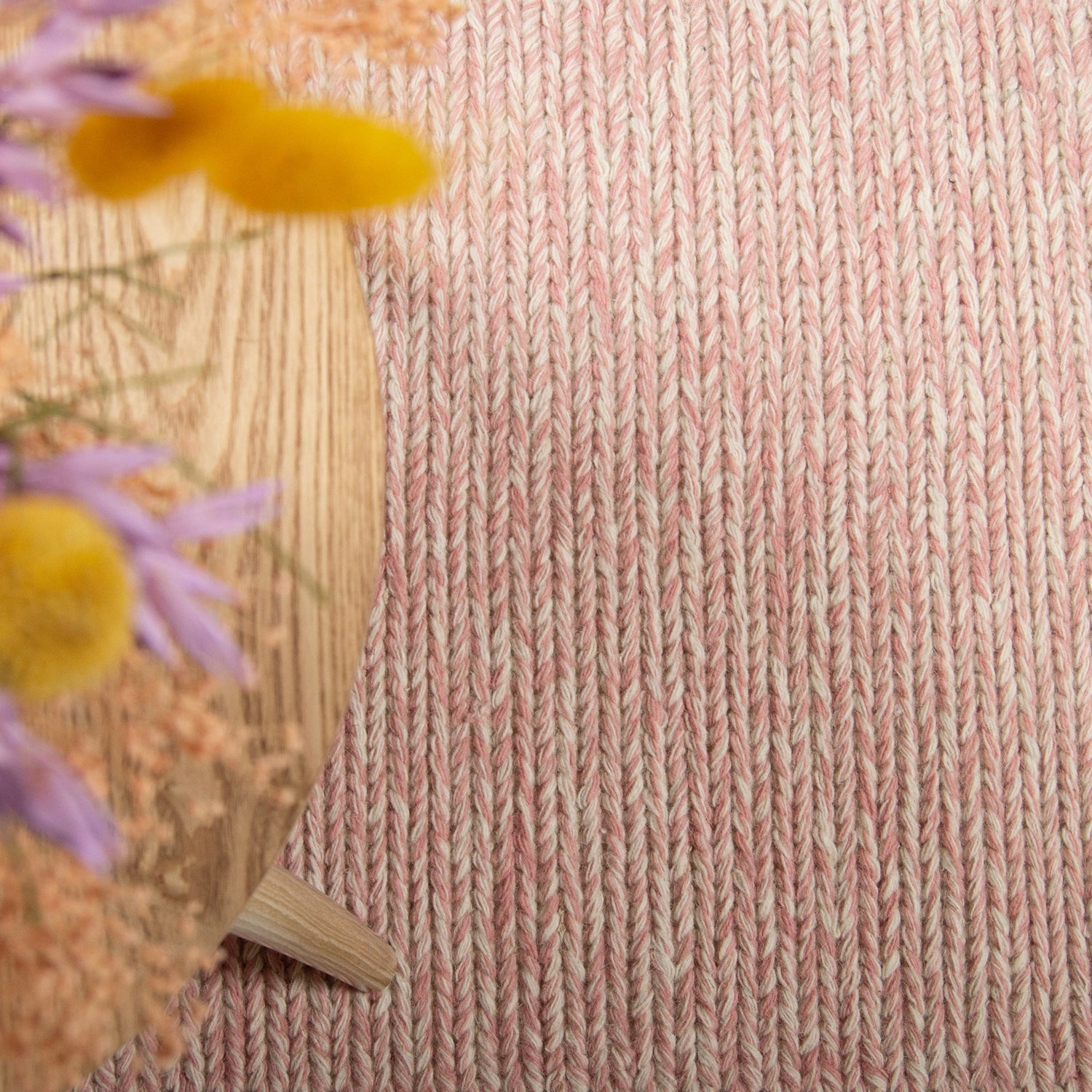 Kuvassa on Anna-villamatto vaaleanpunainen - kuvattuna sohvapöydän alla.