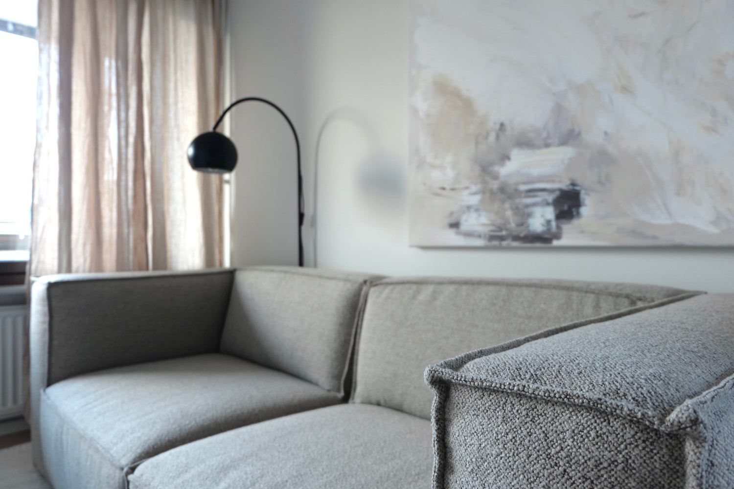 Lähikuvassa on 3-istuttavan Beacon-sohvan käsinojan kangasverhoilua hiekanvärisellä Boucle Crush -kankaalla.