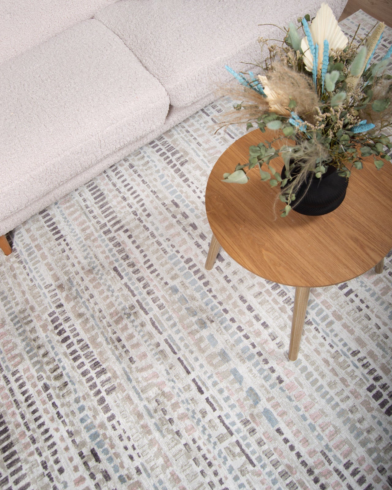 Kuvassa on Dina-viskoosimatto pilkkukuosilla. Kuvan sohvapöytä myydään erikseen.