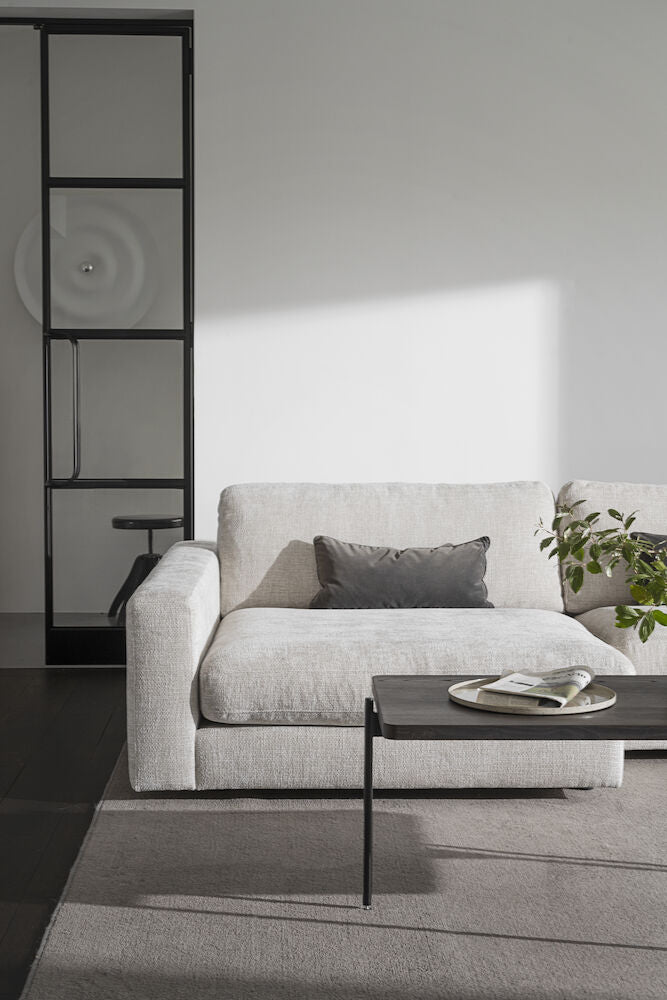 Duncan 3-istuttava sohva Robin Light grey (#1)-kankaalla. Divaaniosa vasemmalla.