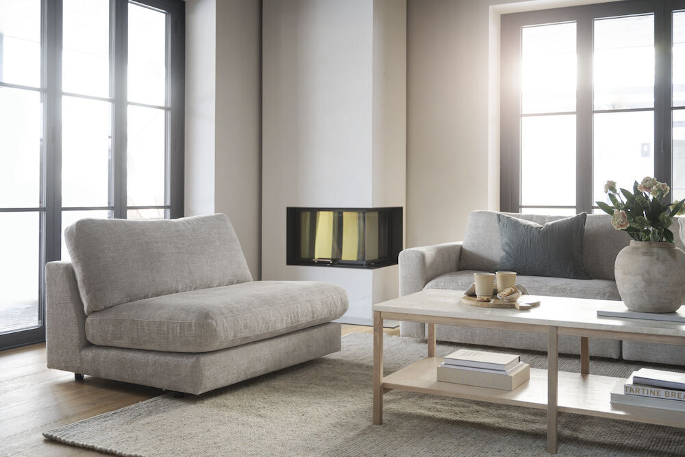 Duncan-sohvan keskiosa Robin Light grey (#1)-kankaalla. Toimii myös erillisenä istuimena. (Kuvassa myös Orwell-sohvapöytä, myydään erikseen).