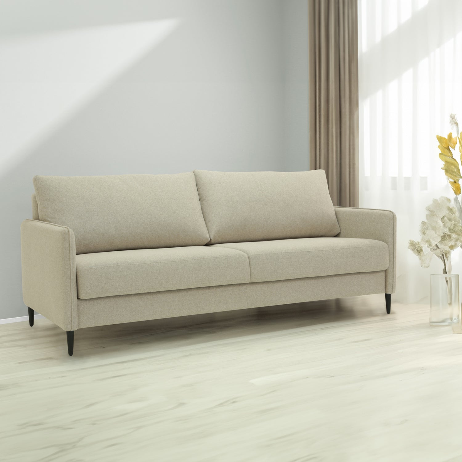 Duo Plus -vuodesohva beigellä Austin 02 -kangasverhoilulla ja wengen värisillä puujaloilla.