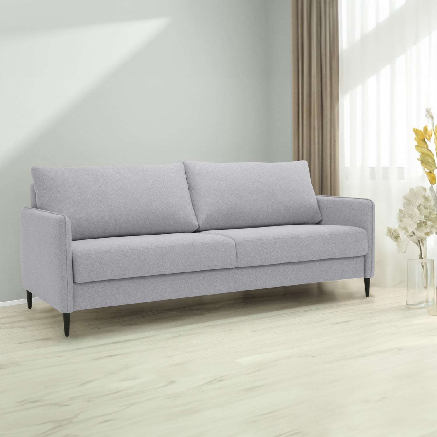 Duo Plus -vuodesohva vaaleanharmaalla Austin 18 -kangasverhoilulla ja wengen värisillä puujaloilla.